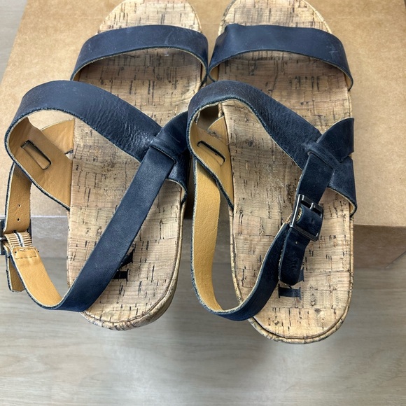 Korks Black Leather Cork Footbed Sandals sz 9M w/ 1 1/4" Heel (S1389) - Picture 10 of 11